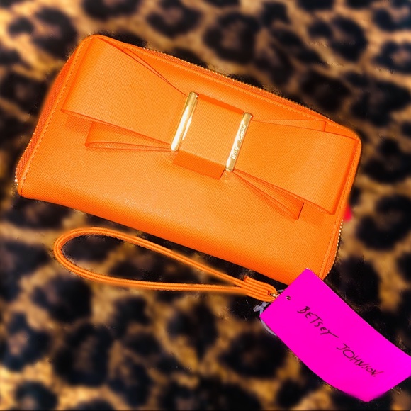 Betsey Johnson Handbags - NWT ORANGE BETSEY JOHNSON WRISTLET/CLUTCH